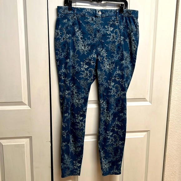 Time And Tru Shades of Blue Floral Print High Rise 2 Pocket Jeggings Size 20 NWT - Picture 1 of 8